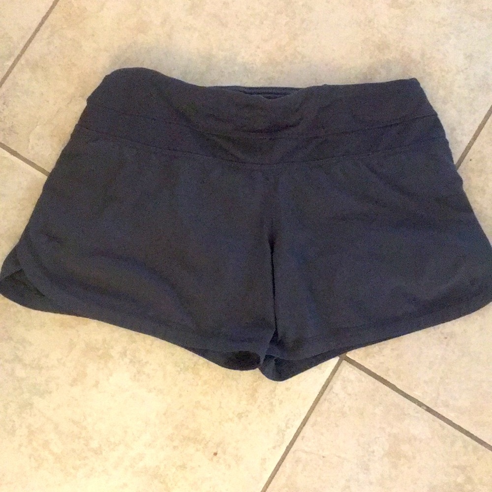 black lululemon shorts